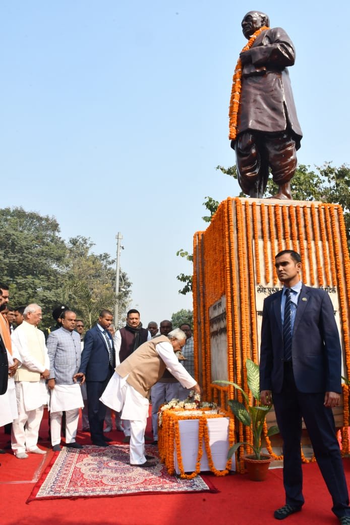 लौह पुरुष सरदार वल्लभ भाई पटेल को राज्यपाल और मुख्यमंत्री ने दी भावभीनी श्रद्धांजलि